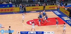 連續(xù)吃癟！克里斯先是籃下被李炎哲大帽&又被李炎哲生斷